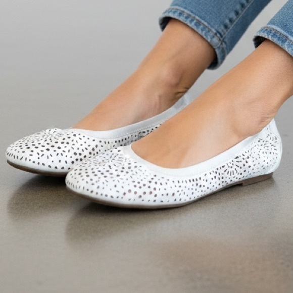 Vionic Robyn White Leather Perforated Ballet Clean girl Flats Women’s Size 9.5 - Picture 1 of 10